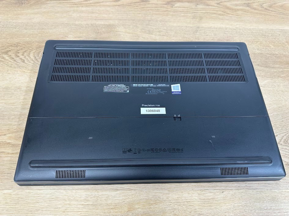 Dell Precision 7730 Xeon E-2186M 32GB DDR4 Intel UHD P630 512GB SSD 2018