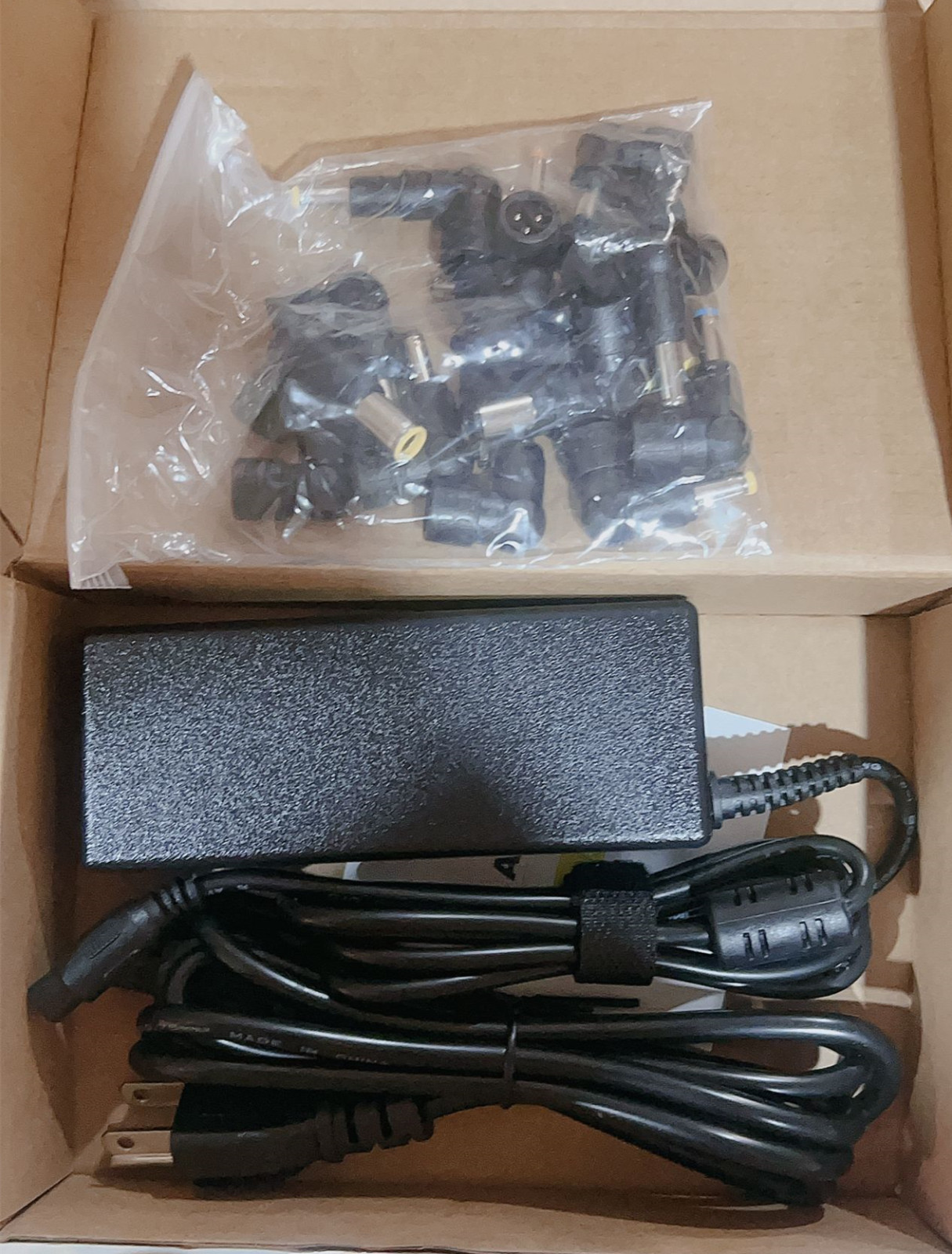 Universal Laptop Charger 90W DC Output 16V 18.5V 19V 19.5V 20V Power Supply Cord