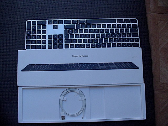 Apple Magic Keyboard with Touch ID Model A2520 (English/German Version)