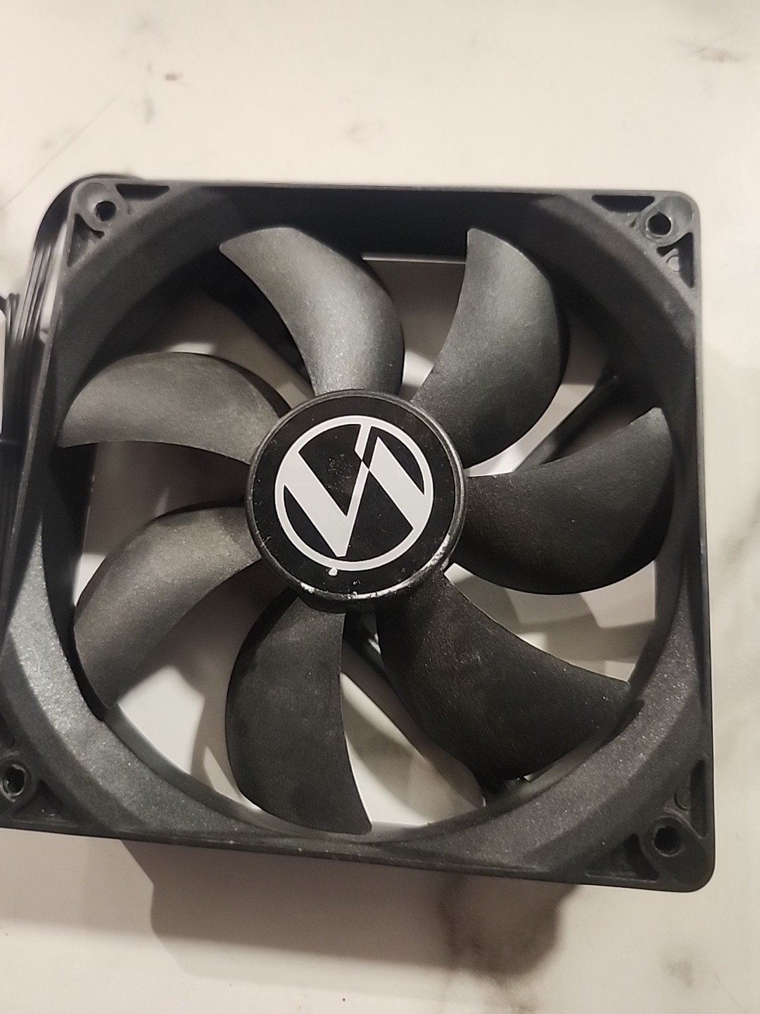 lian li Pc fan 4 pin pwm 12 volt 0.2 A 800-1500 RPM