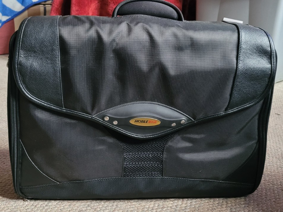 Mobile Edge Briefcase Soft Side Laptop Pocket Magnetic Closure Zippers Work