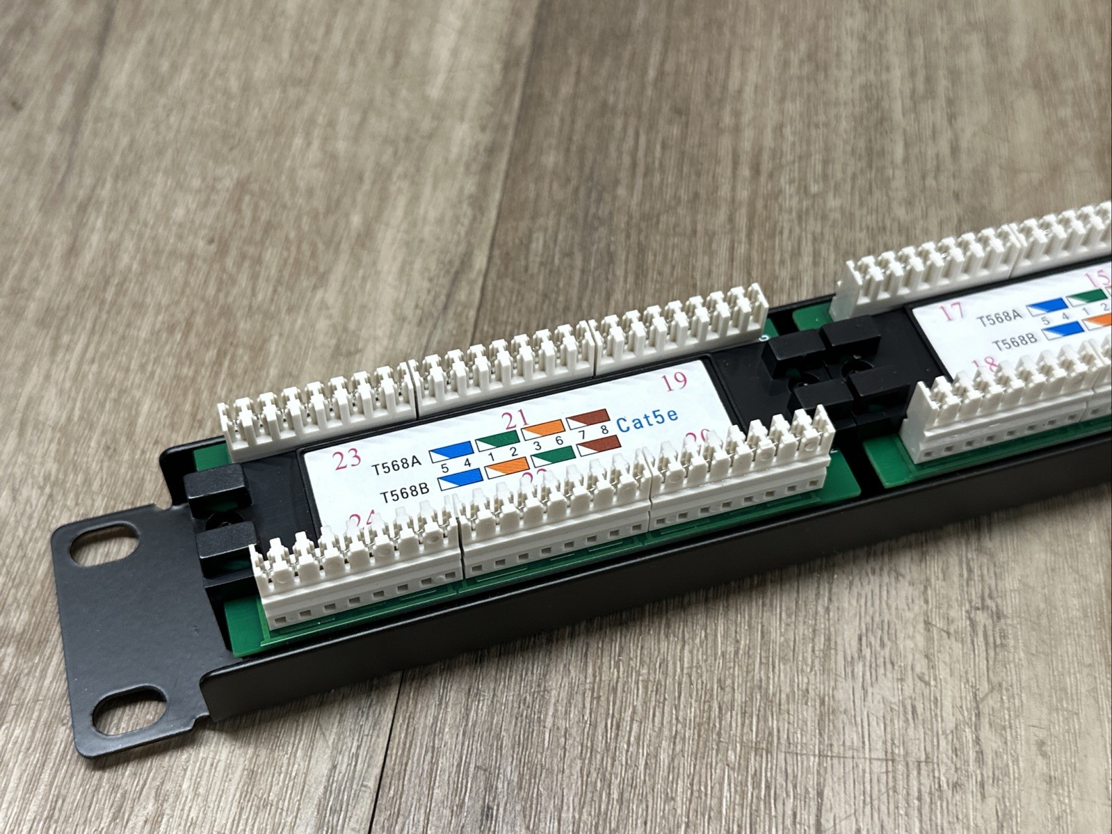 Cat5e 24 Port Patch Panel Rack Mount- w/Wire Management