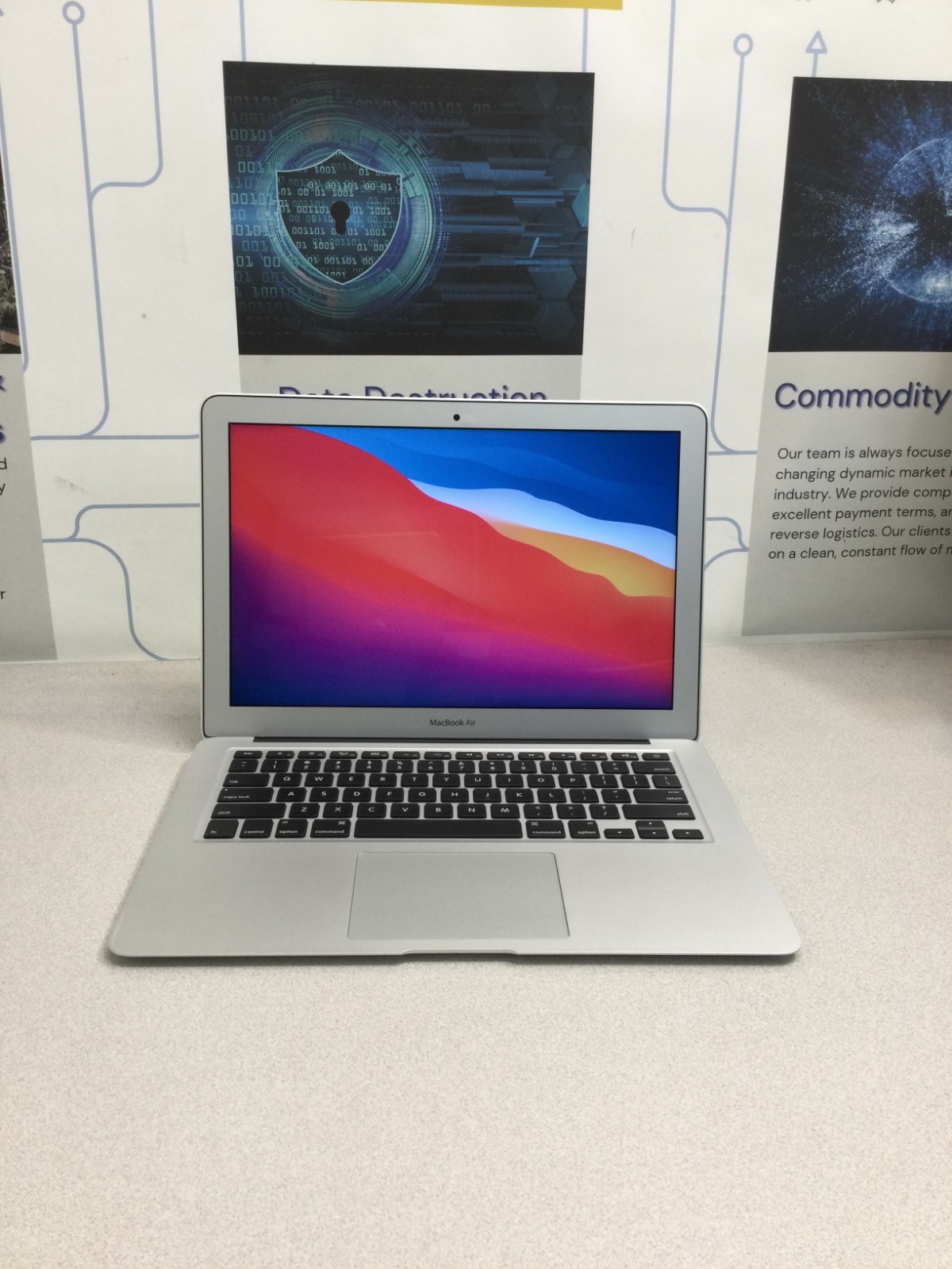 Apple MacBook Air 13.3″ 128 GB SSD, Intel Core i5 5th Gen., 1.6 GHz, 4 GB RAM
