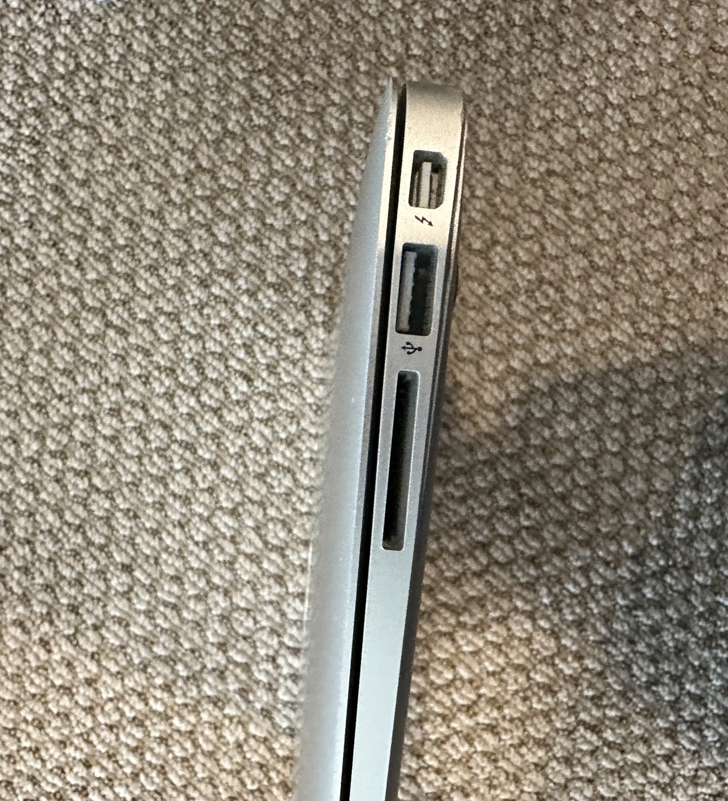 Apple MacBook Air 13.3″ (128GB SSD, Intel Core i5 5th Gen., 1.80 GHz, 8GB) A1466