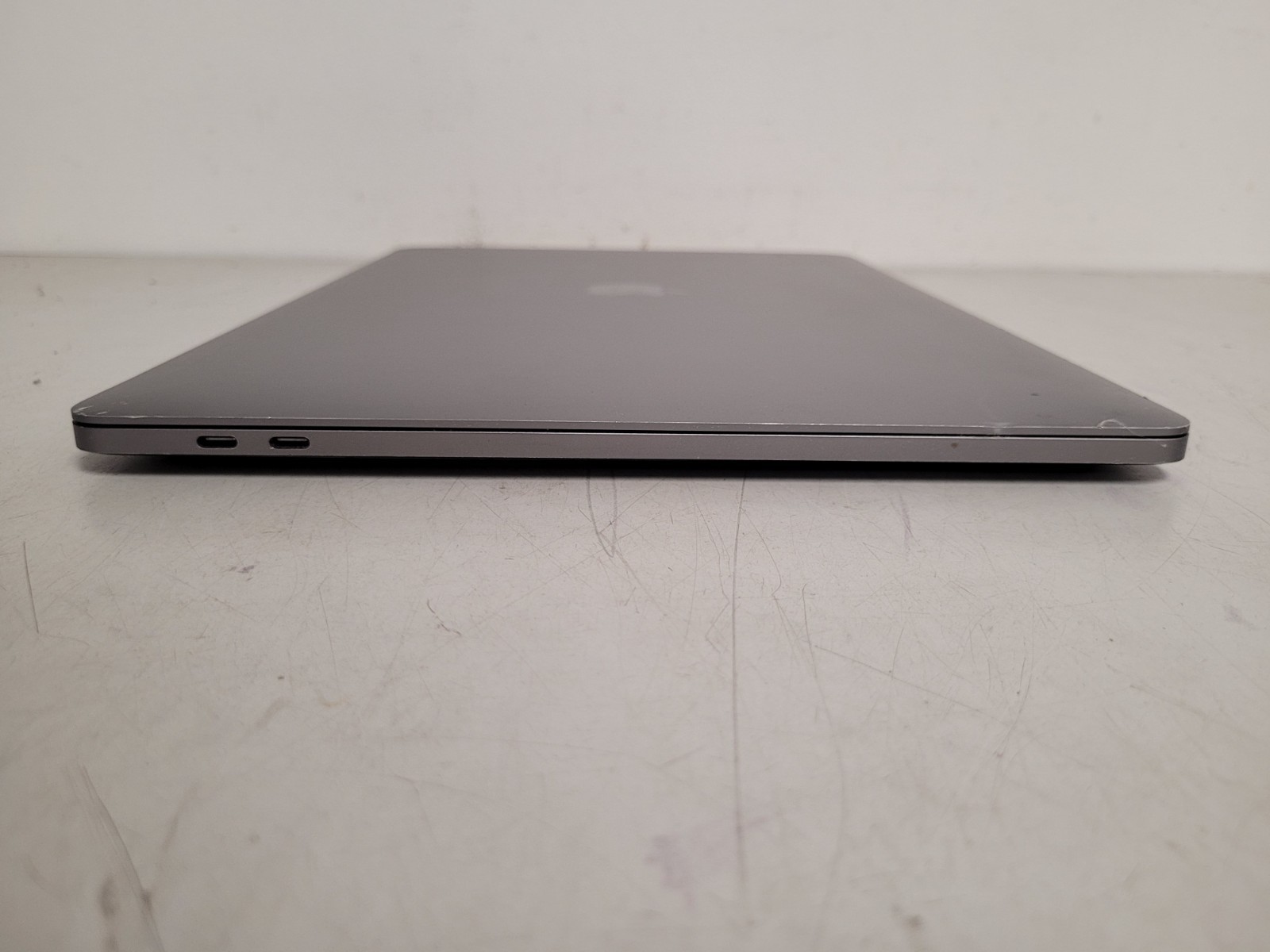 Apple MacBook pro 15″A1990 i9-9980Hk 2.4gh 16gb ram 1tb ssd sequoia C02YQ1B3LVDQ