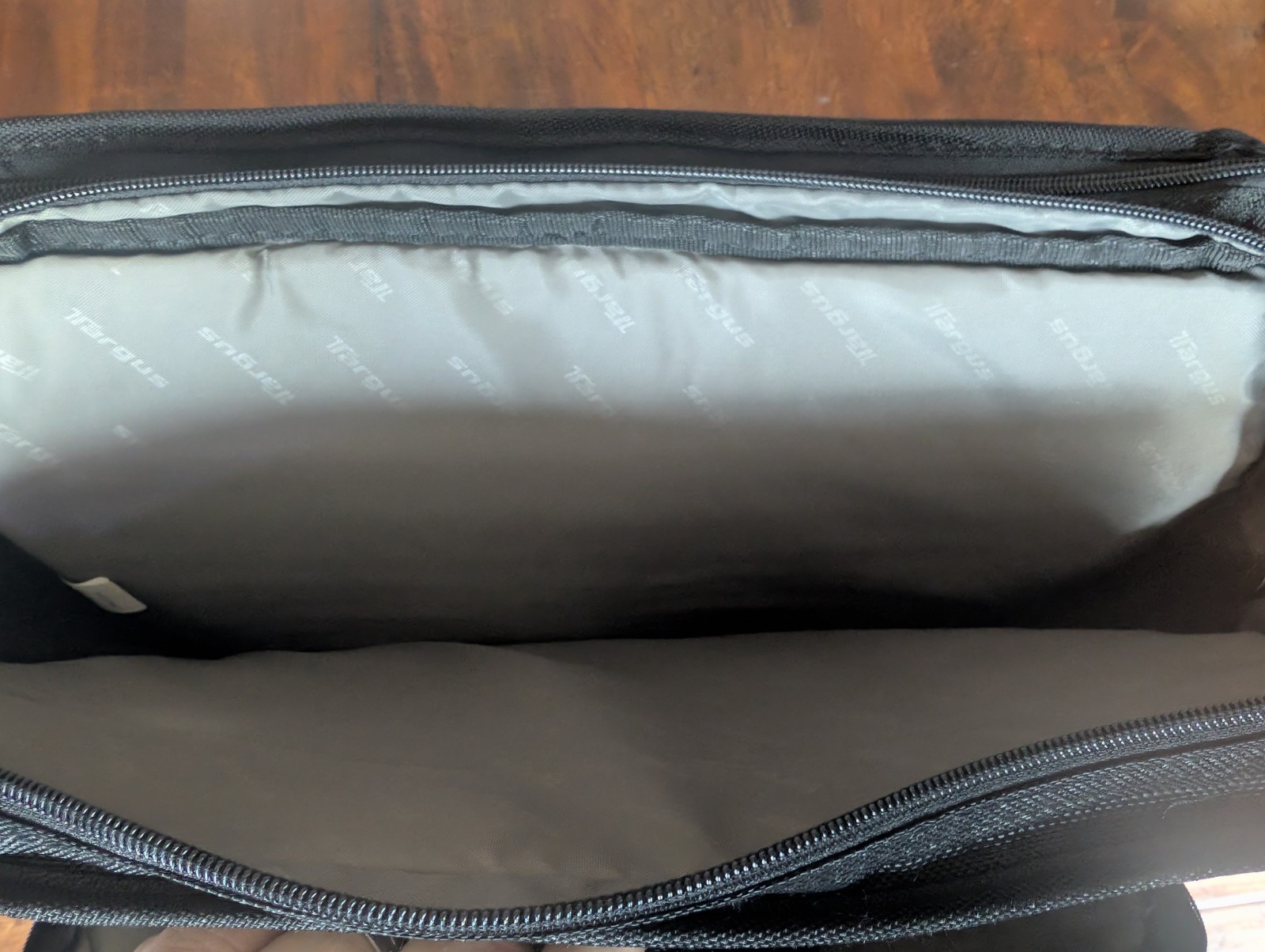 Targus Black Laptop Briefcase Messenger Bag Padded Shoulder Strap Work Travel