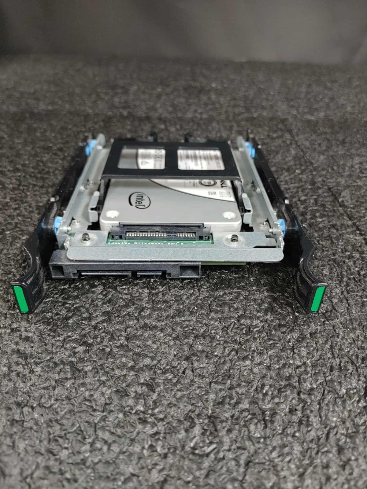 Dell 394XT SSDSC2BB120G7R DCS3520 Series 120GB 6Gbps SATA 2.5inSSD w/ Trail 3.5″