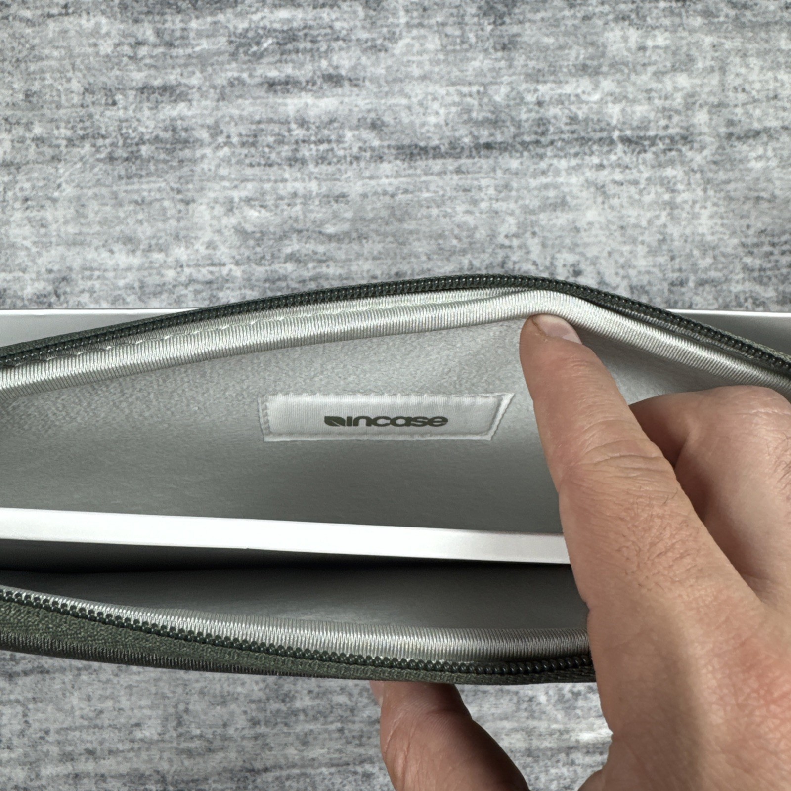 New Incase Classic Carrying Sleeve for 12″ Apple MacBook Olive Green