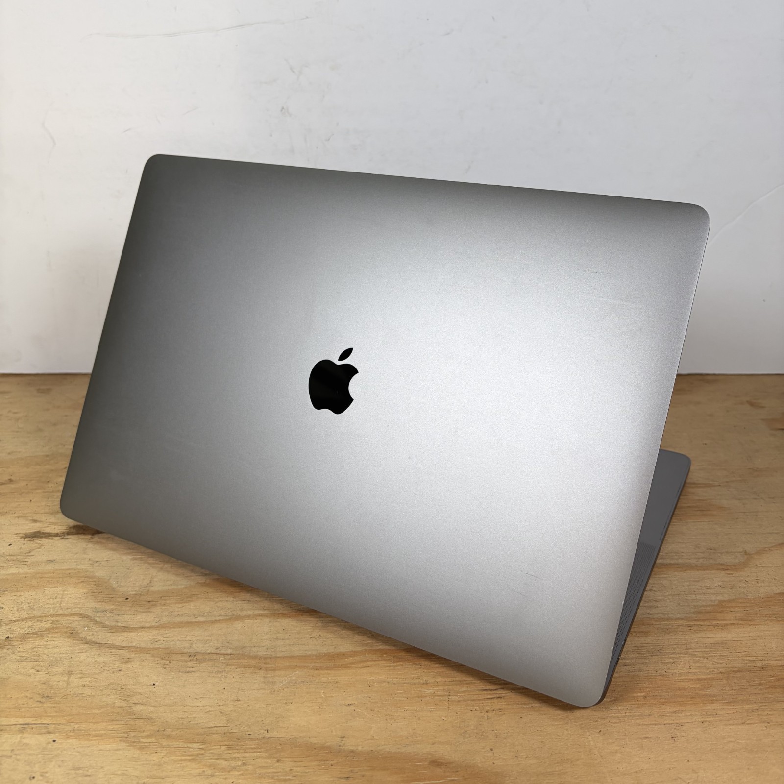 2019 Apple MacBook Pro A2141 Intel i9 2.4GHz 16″ 32GB RAM 1TB SSD (R 5300M) READ