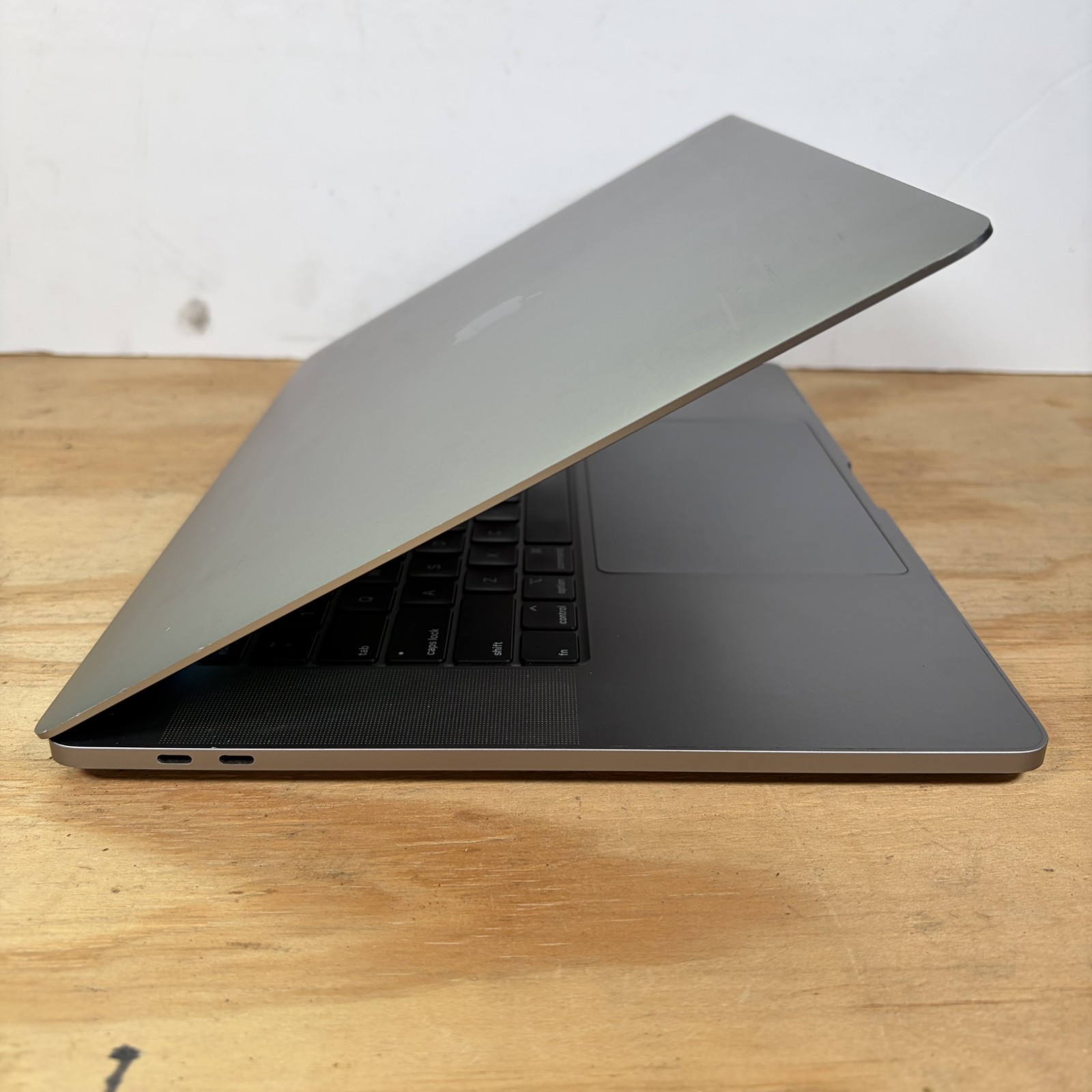 2019 Apple MacBook Pro A2141 Intel i9 2.4GHz 16″ 32GB RAM 1TB SSD (R 5300M) READ