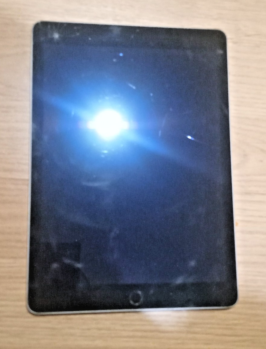 Apple ipad Air 2 Model 1566 Broken Screen