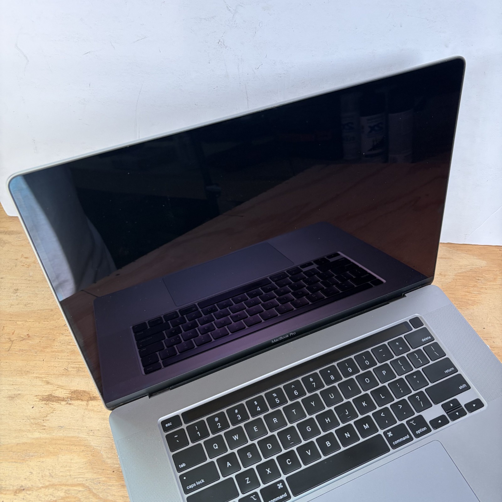 2019 Apple MacBook Pro A2141 Intel i9 2.4GHz 16″ 32GB RAM 1TB SSD (R 5300M) READ