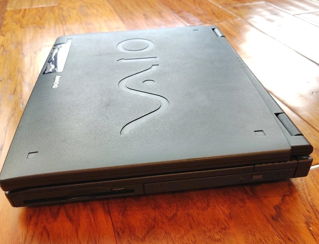 Sony VAIO Notebook Computer PCG-9E1L Laptop For Parts Or Repair