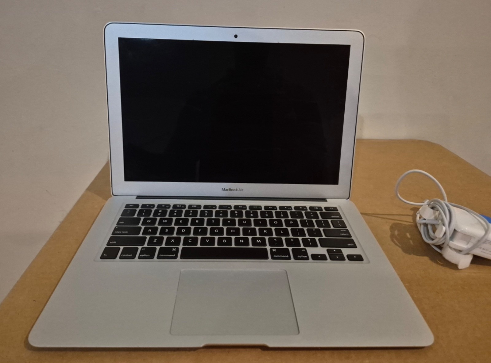 Apple MacBook Air 13.3″ 2017 (128GB SSD, Intel Core i5 5th Gen., 1.80 GHz, 8GB)