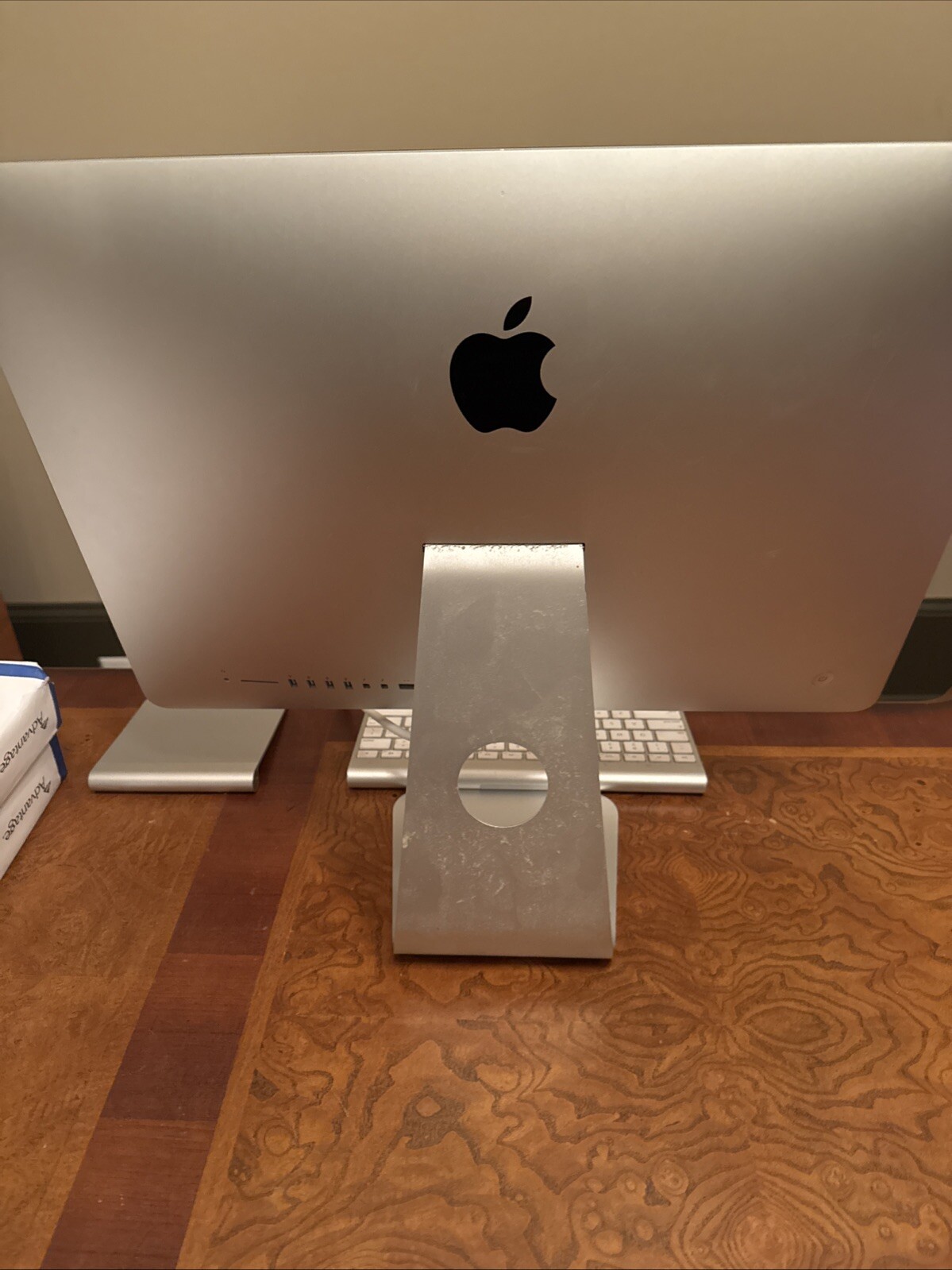 Apple iMac A1418 21.5 inch (1TB, Intel Core i5 5th Gen., 1.60GHz, 8GB) Desktop –