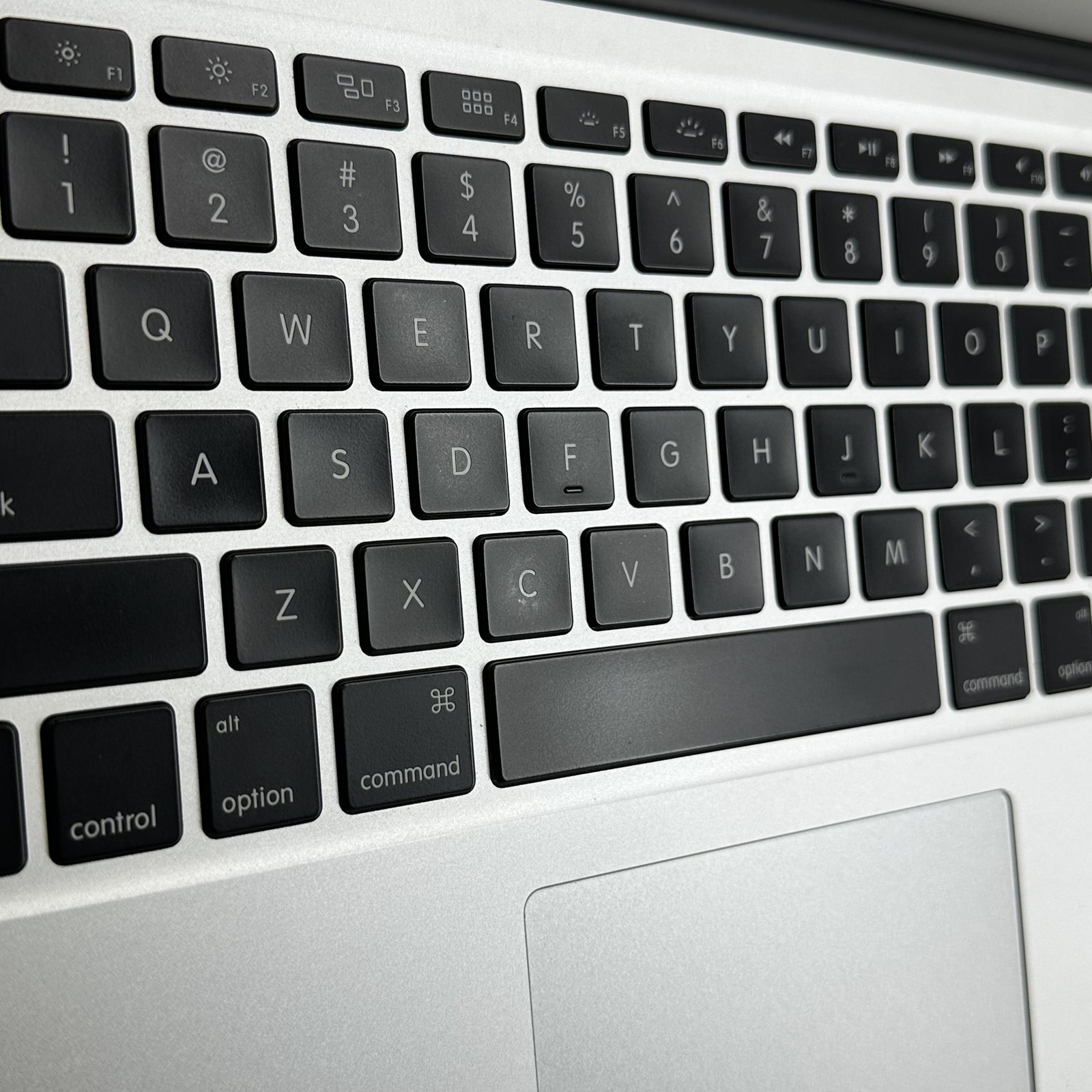 MacBook Air 13 Silver 2015 1.6 GHz Intel Core i5 5th Gen. 4GB 128GB Bent Frame