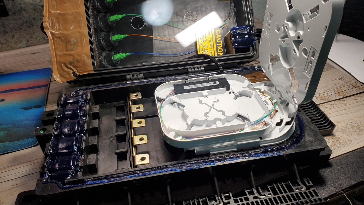 CommScope Fiber Mini-OTE 300 Enclosure 760256493 w/ 1X4 Splitter OCC1P-10400 Kit