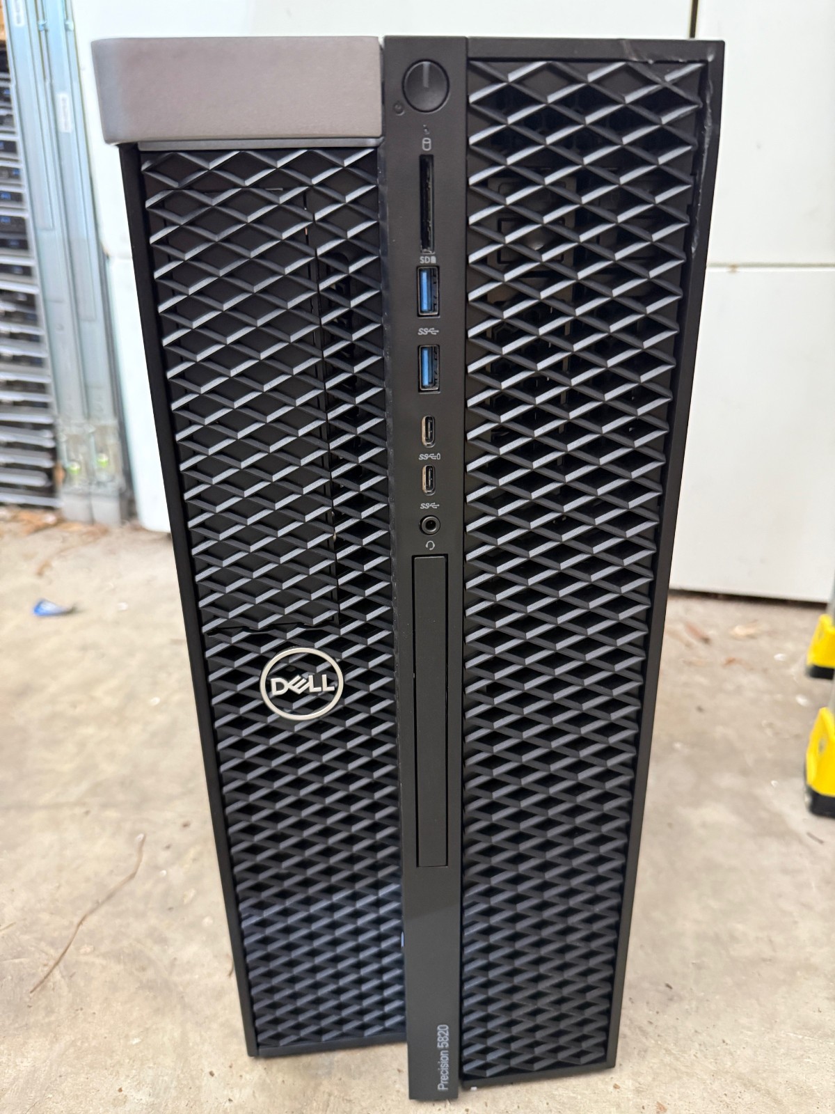 DELL Precision 5820 Workstation Xeon W-2104 3.2ghz/8GB RAM/NO SSD/Quadro P400