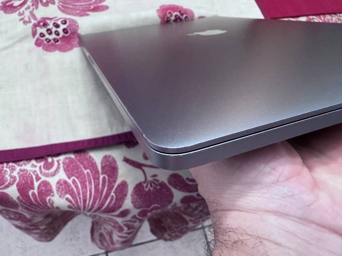 Apple MacBook Pro 2019 i9-9980H 16GB 1TB SSD Radeon Pro 5500M MVVM2LL/A A2141