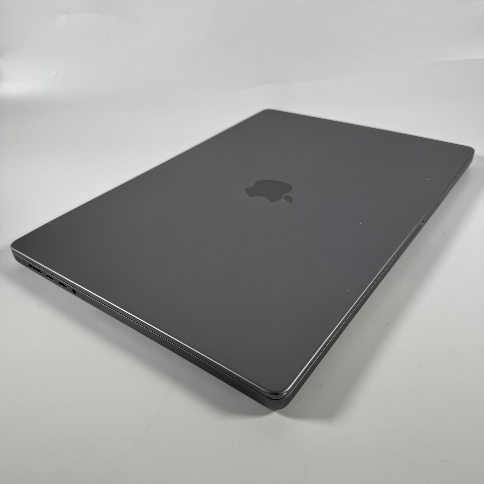 Apple 2021 16″ MacBook Pro M1 Max 32-Core GPU 1TB 32GB MK1F3LL/A | D Grade