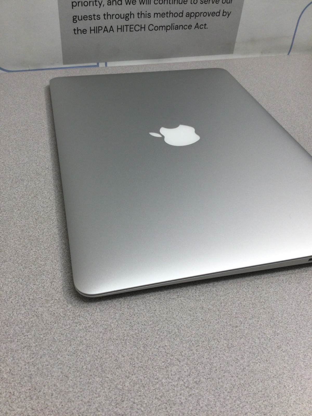 Apple MacBook Air 13.inch (128 GB SSD, Intel Core i5 5th. Gen., 1.6GHz, 4 GB RAM