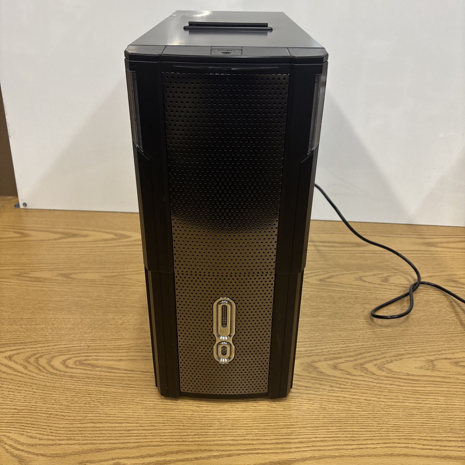 Custom Desktop PC ***Unknown Specs – Turns On***Parts/Repair