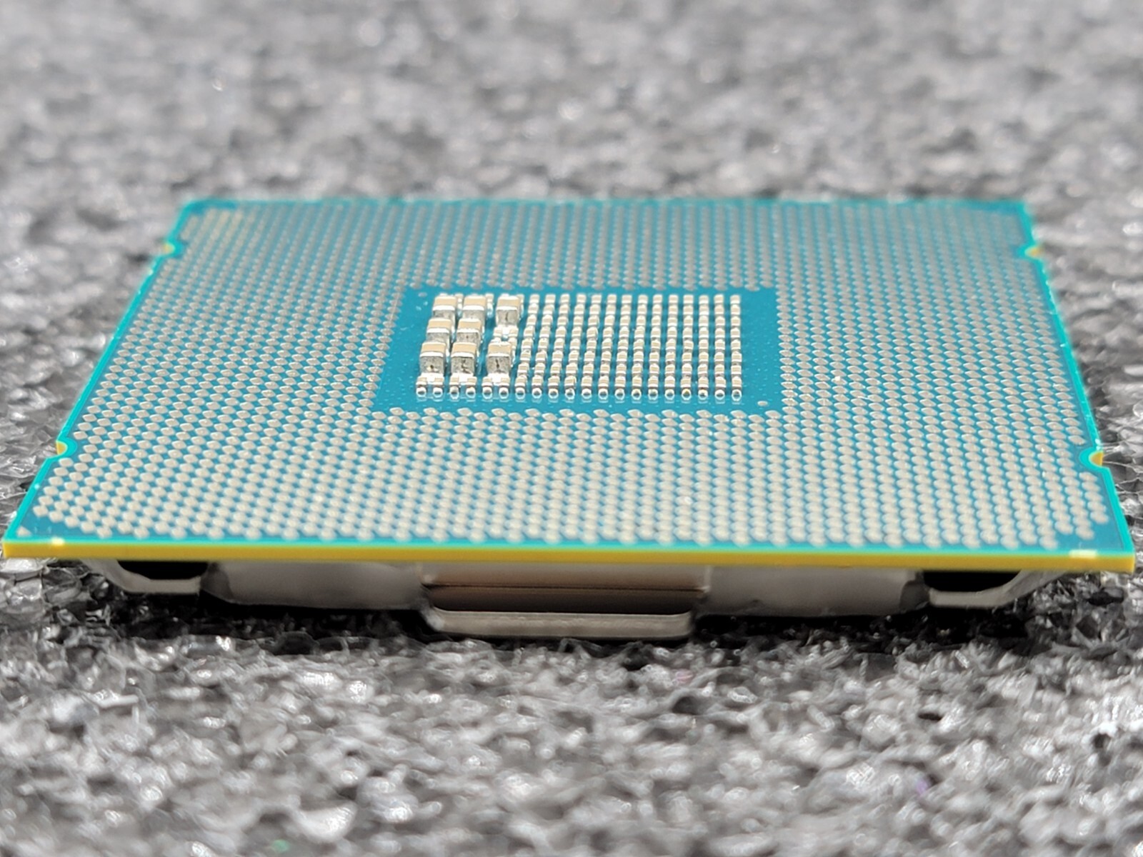 Intel Xeon E5-2640 V4 2.40GHz 10-Core 25M LGA 2011-3 SR2NZ Server Processor 90W