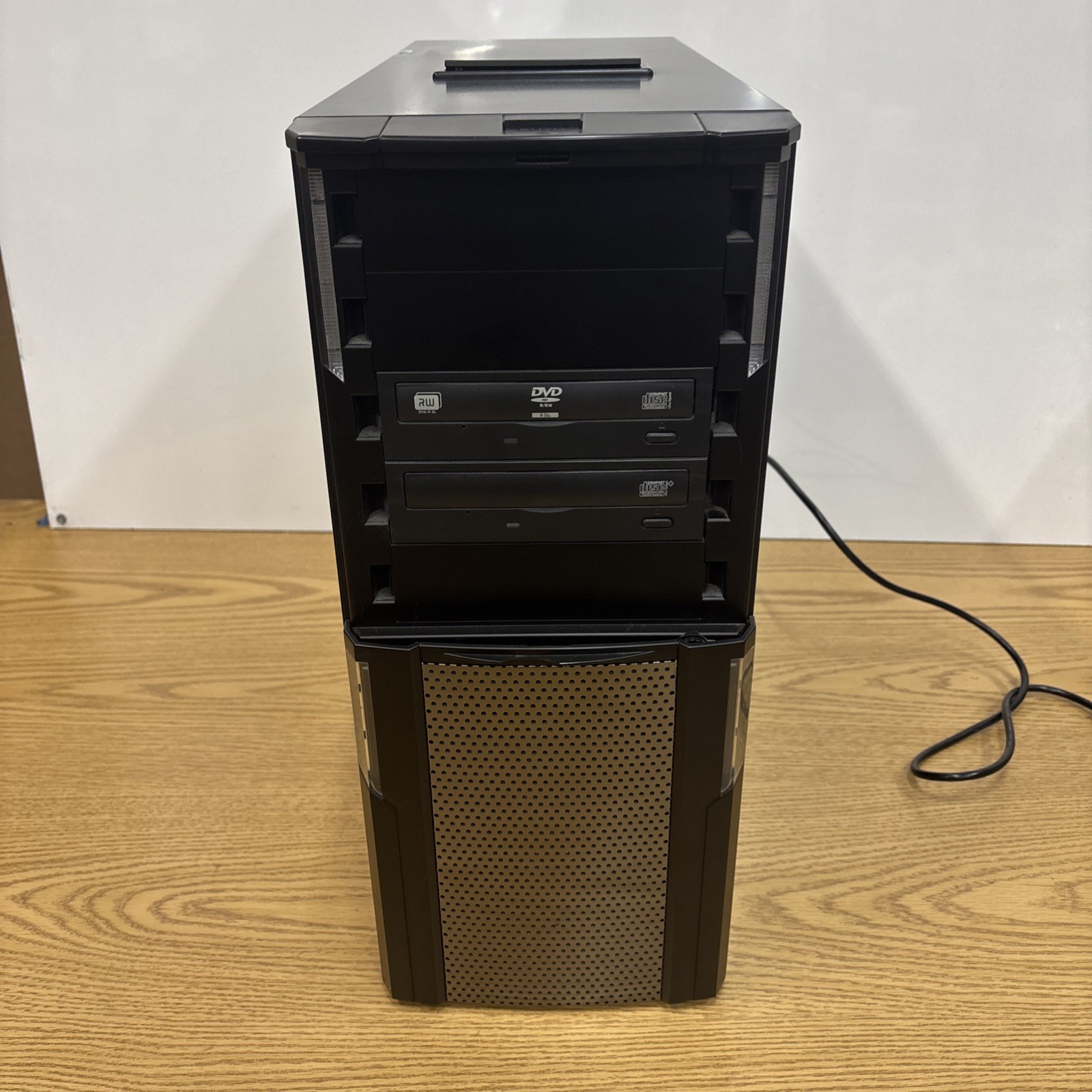 Custom Desktop PC ***Unknown Specs – Turns On***Parts/Repair