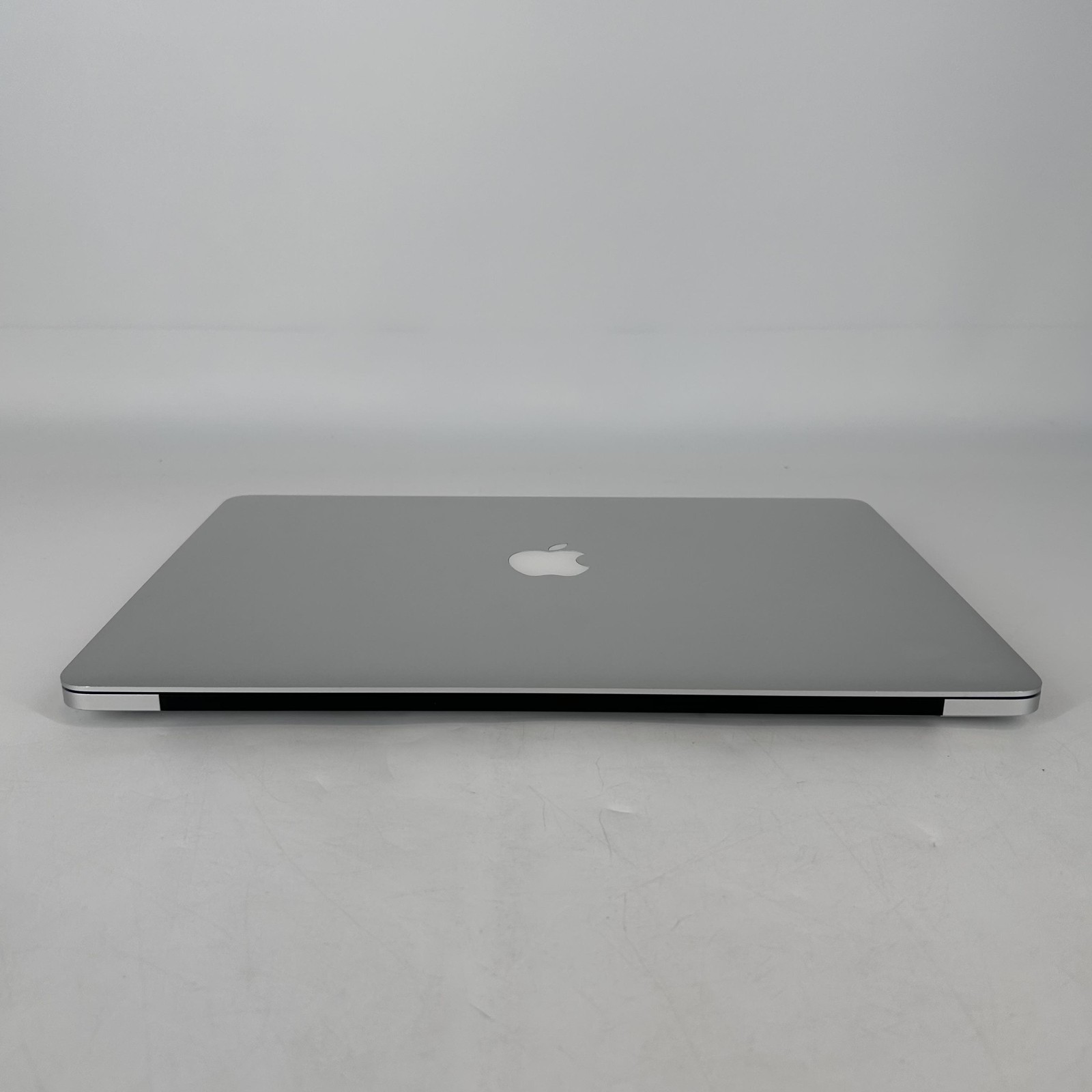 MacBook Pro Retina 15 Silver 2015 2.2 GHz i7 4th Gen. 16GB 256GB SSD Good