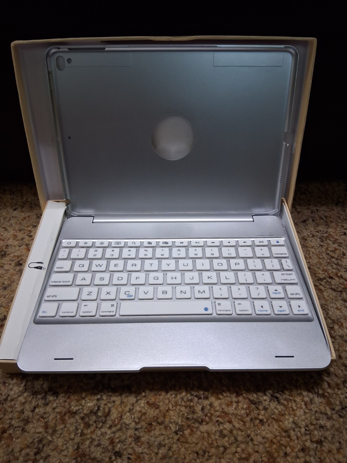 iPad Keyboard Case 9.5″ Hardshell Silver Case FREE SHIPPING