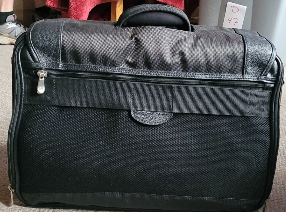 Mobile Edge Briefcase Soft Side Laptop Pocket Magnetic Closure Zippers Work