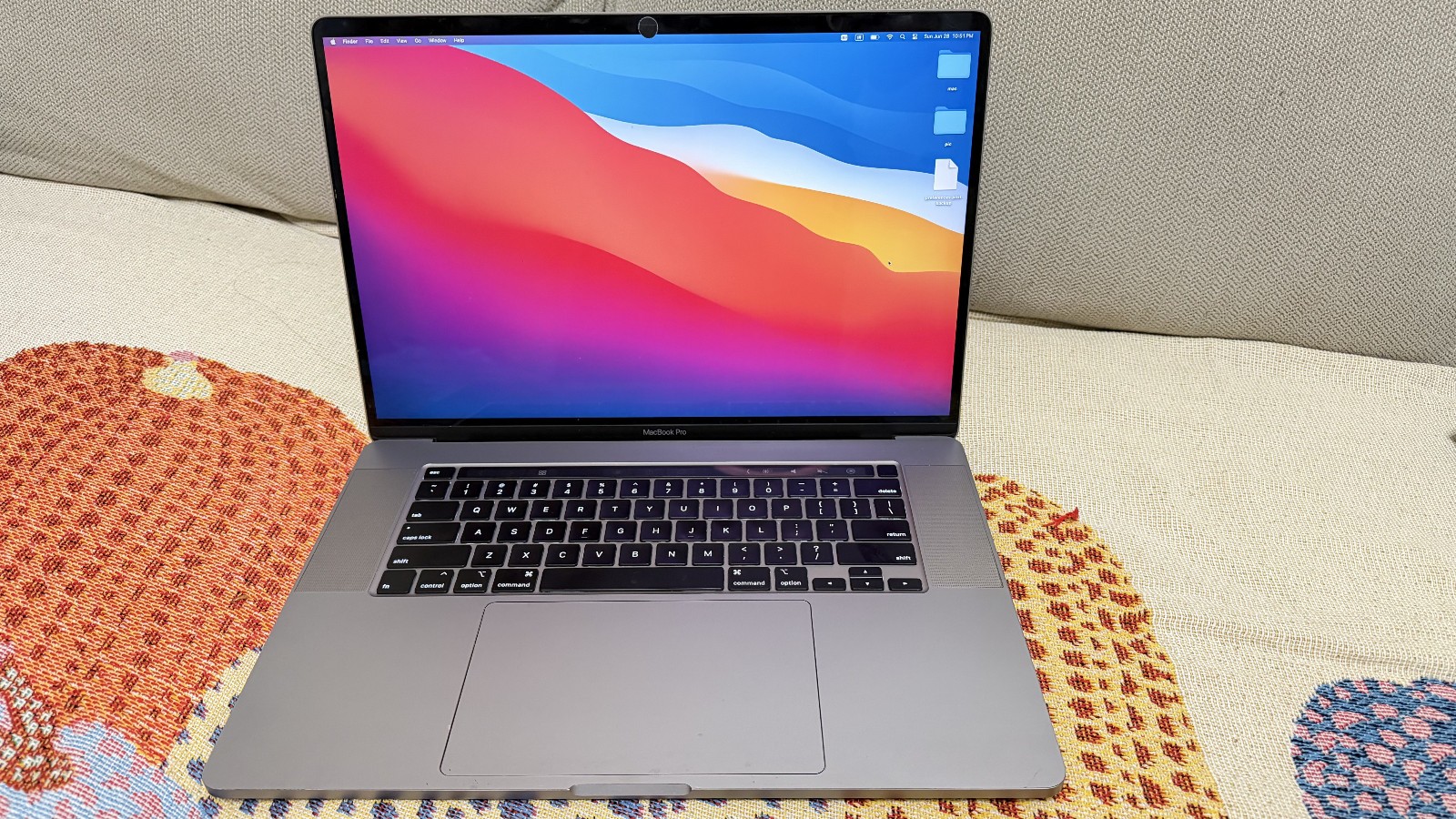 2019 16” MacBook Pro Gray (i9, 64GB 4TB , Radeon Pro 5500M, UHD Graphics 630)