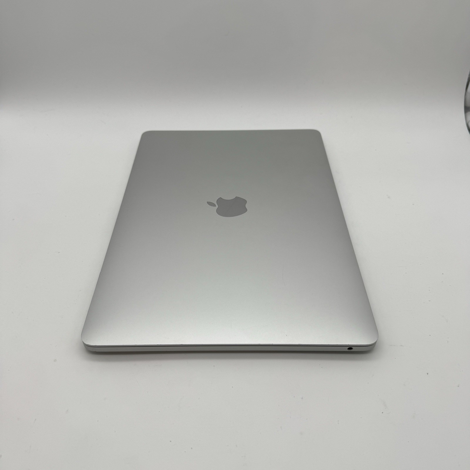 Apple MacBook Pro M1 2020 13″ Touch Bar A2338 | M1 8-Core | 8GB RAM | 256GB SSD