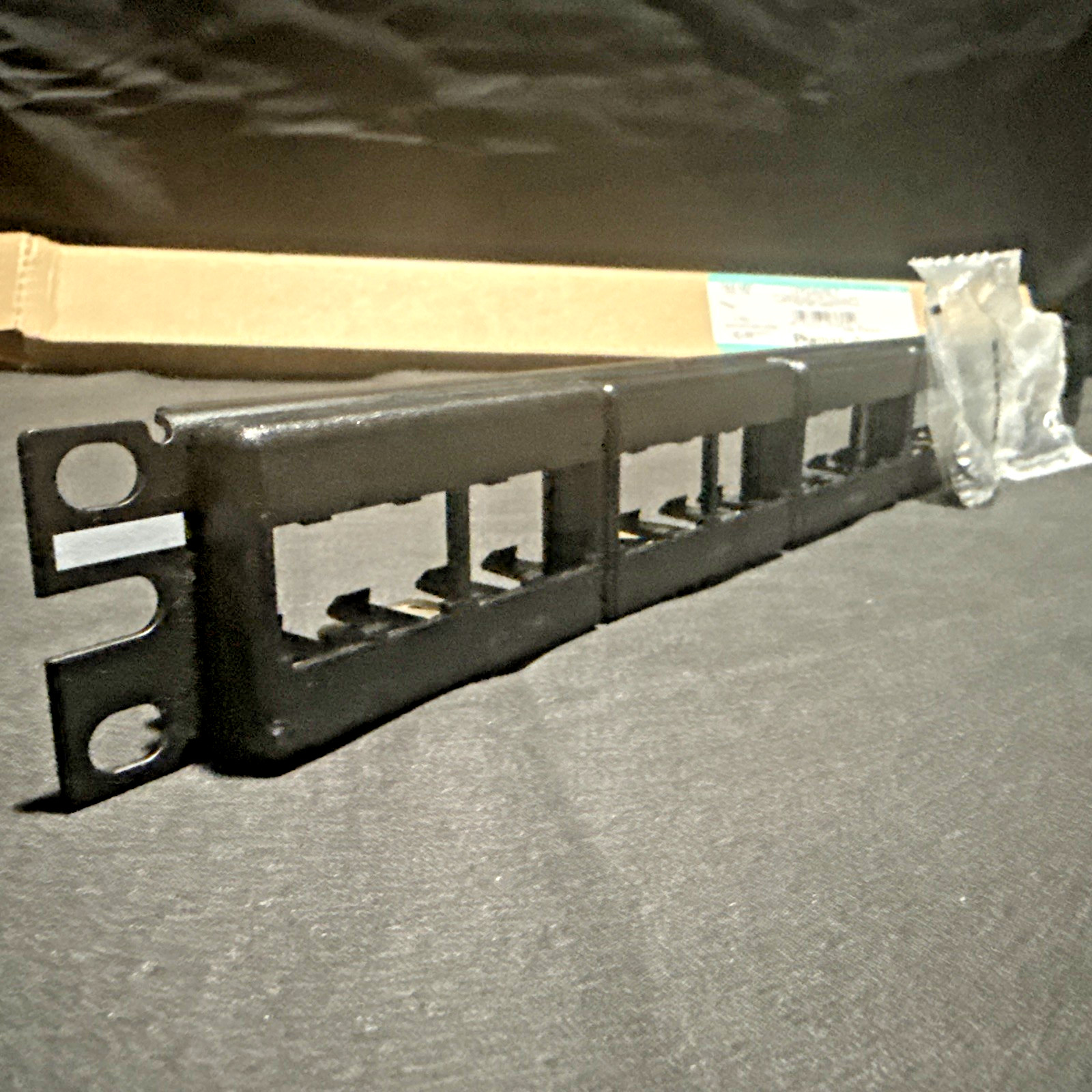 Panduit CPP24WBLY Mini-Com 24-Port 1U Modular Patch Panel Empty Unloaded