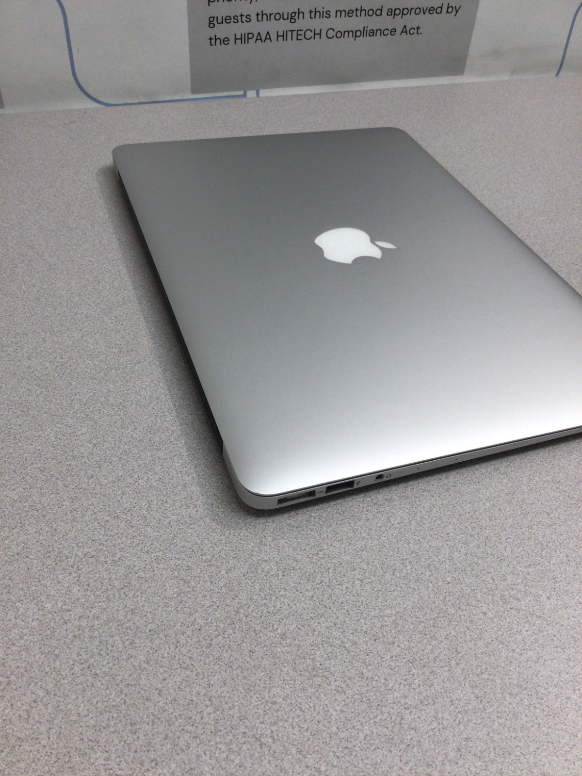 Apple MacBook Air 13.inch (128 GB SSD, Intel Core i5 5th. Gen., 1.6GHz, 4 GB RAM
