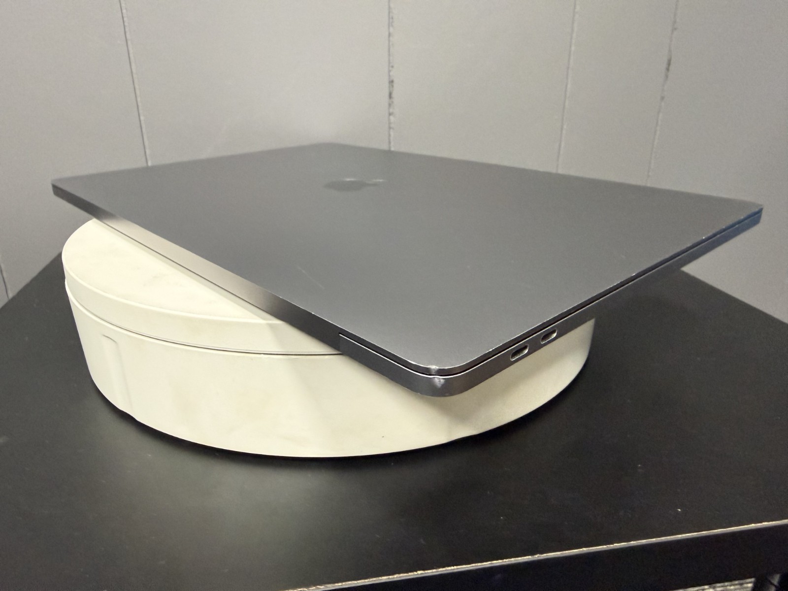 Apple MacBook Pro 16in 2019 i7 2.6GHz 16GB 512GB SSD Radeon 5500M A2141