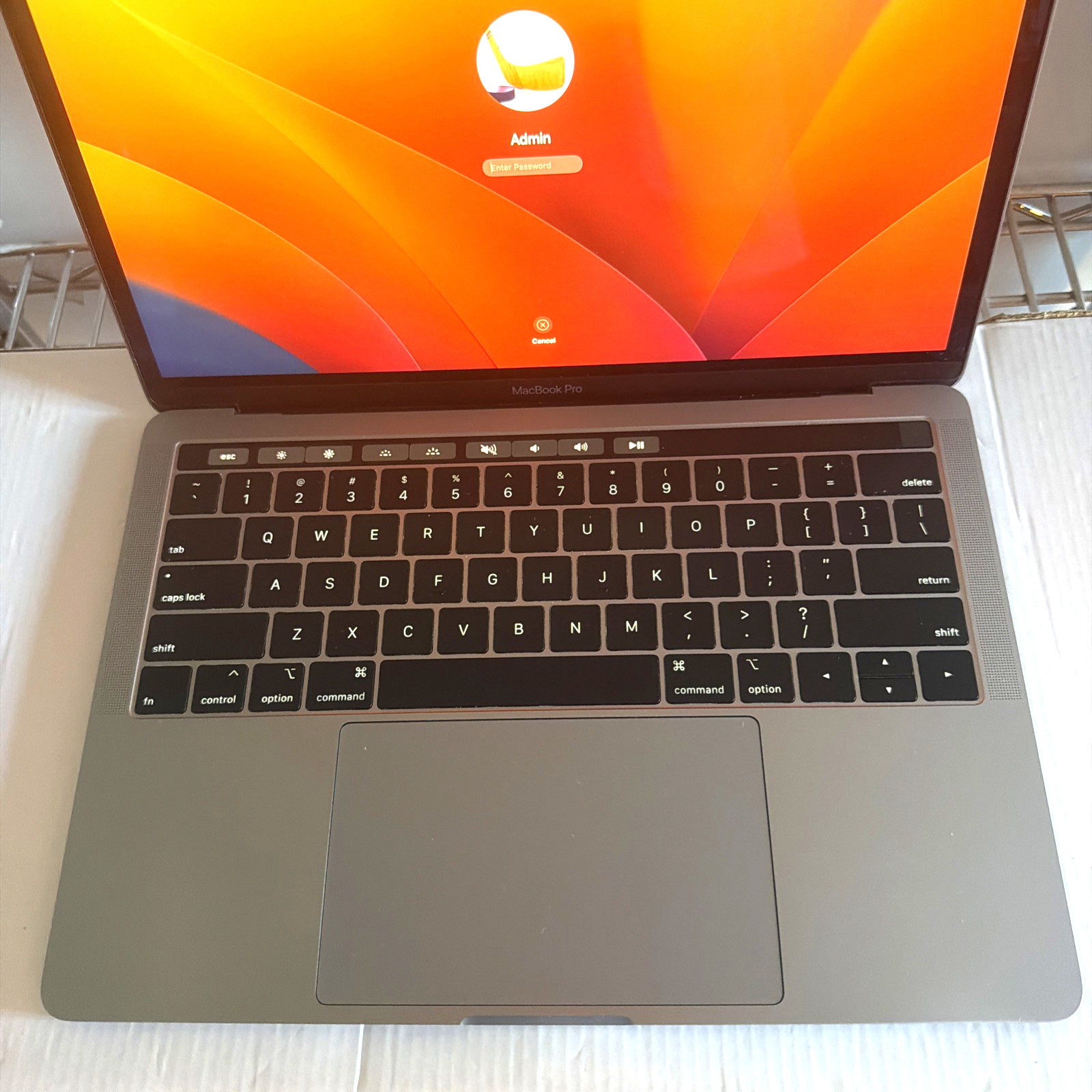 Apple MacBook Pro A1989 2018 i7 16GB RAM 256GB SSD 13″ Space Gray-Touch Bar NICE