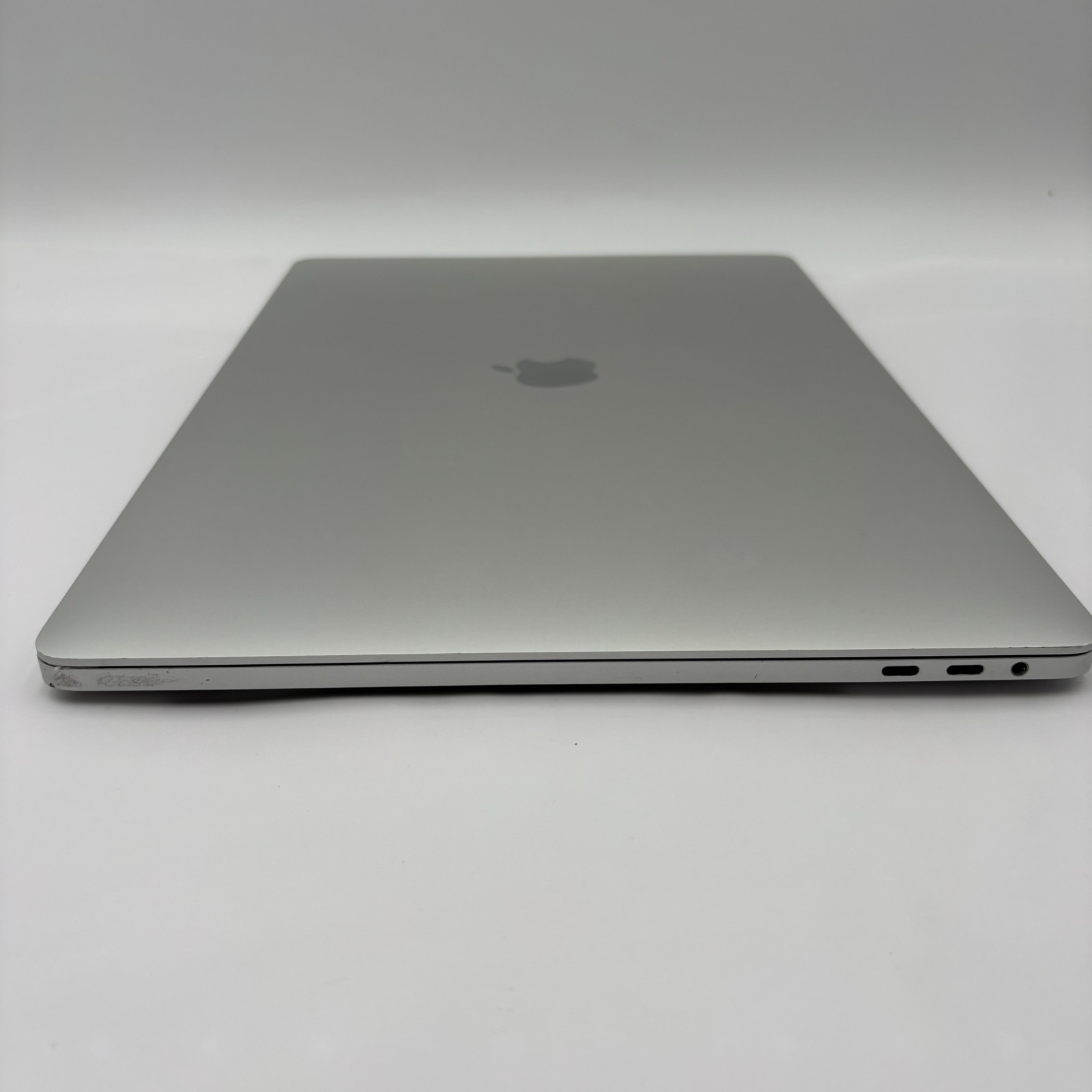 MacBook Pro 16″ i7 2.6/16GB/5300M 512GB – A2141 – Silver – Good Condition