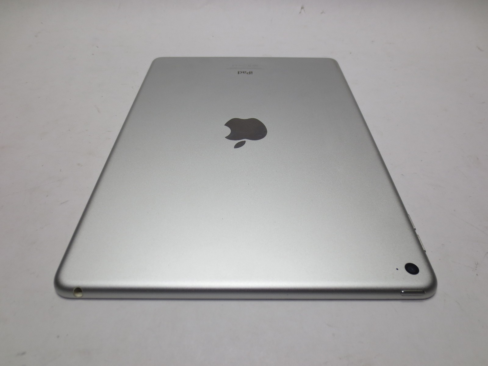 Apple iPad Air 2 (Wi-Fi) 16GB Silver A1566 iOS 15.8.8 MGLW2LL/A