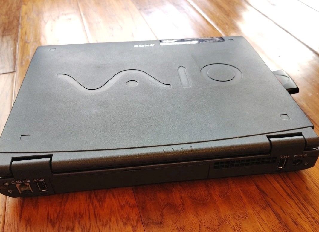 Sony VAIO Notebook Computer PCG-9E1L Laptop For Parts Or Repair