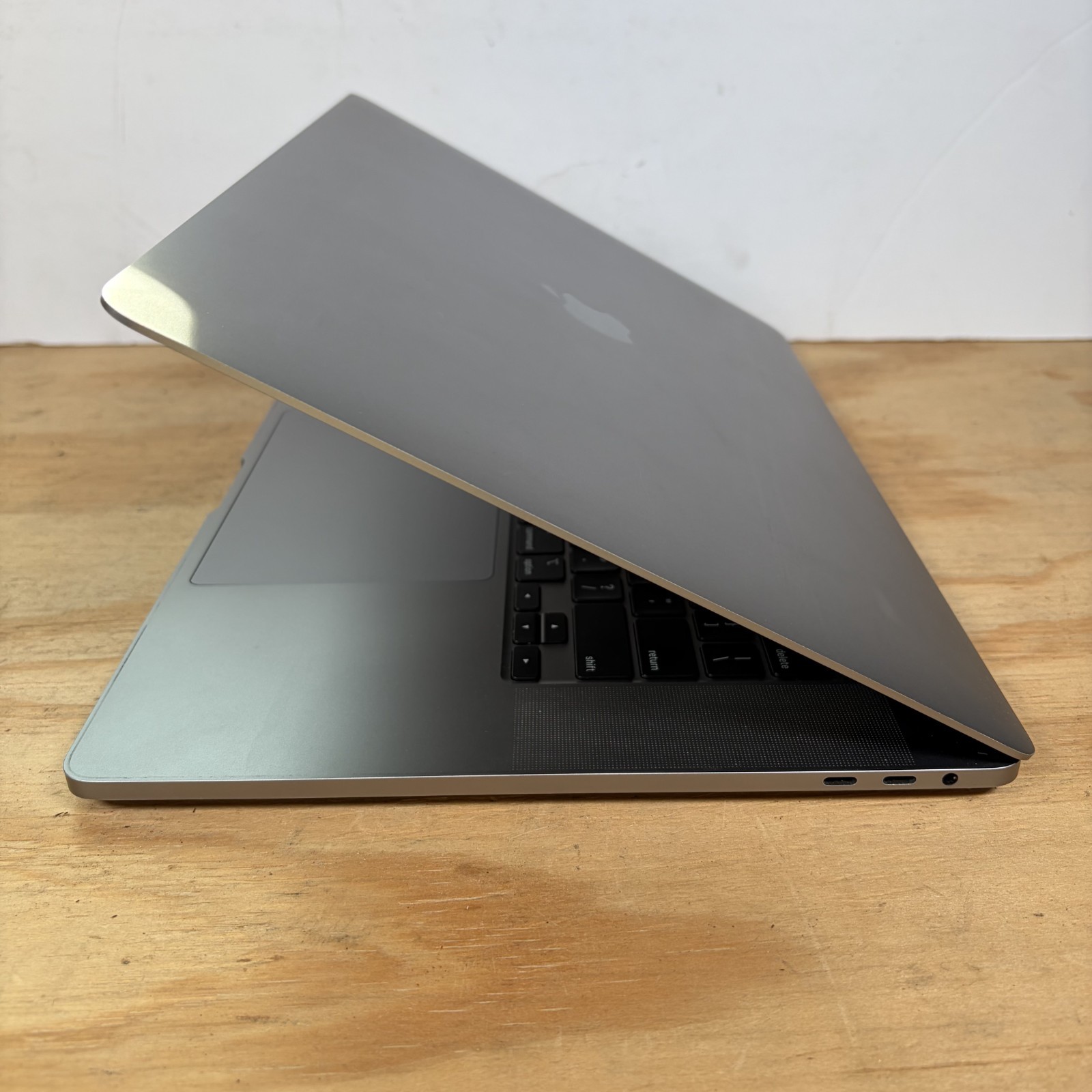 2019 Apple MacBook Pro A2141 Intel i9 2.4GHz 16″ 32GB RAM 1TB SSD (R 5300M) READ