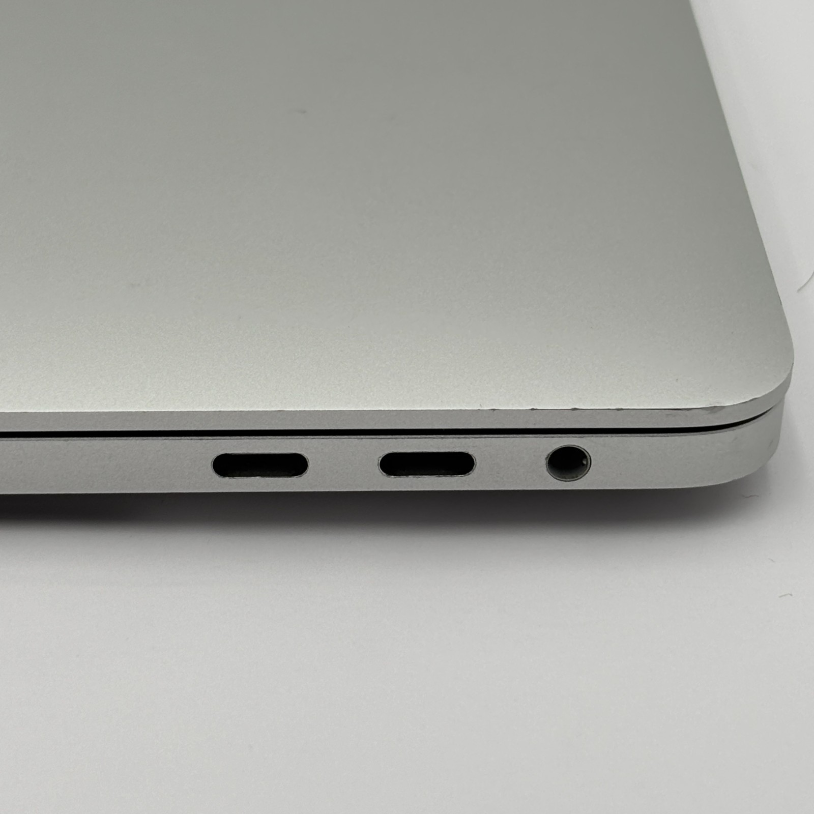 MacBook Pro 16″ i7 2.6/16GB/5300M 512GB – A2141 – Silver – Good Condition