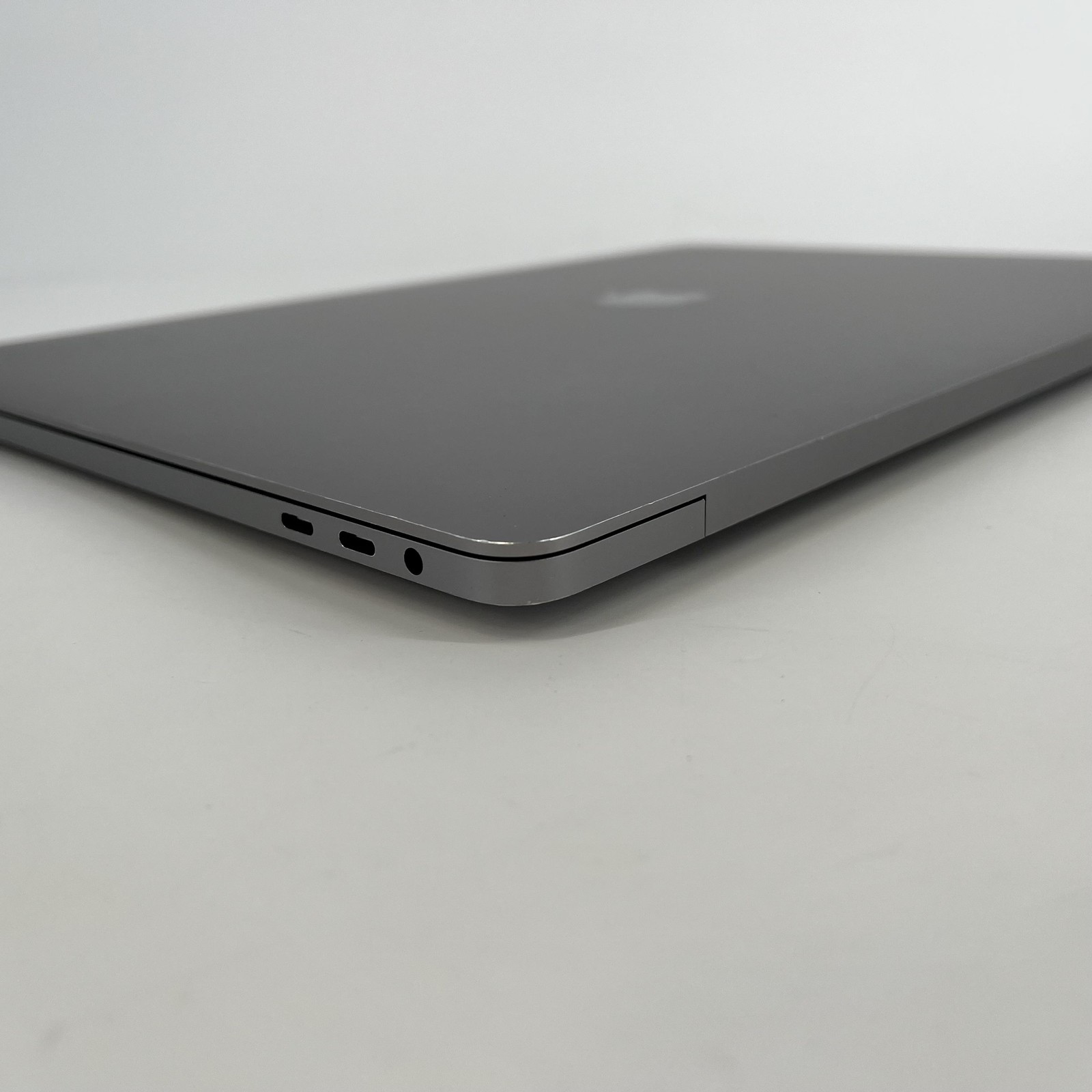 MacBook Pro 16 Touch Bar Gray 2019 2.4 GHz i9 64GB 1TB SSD Radeon Pro 5500M 8GB