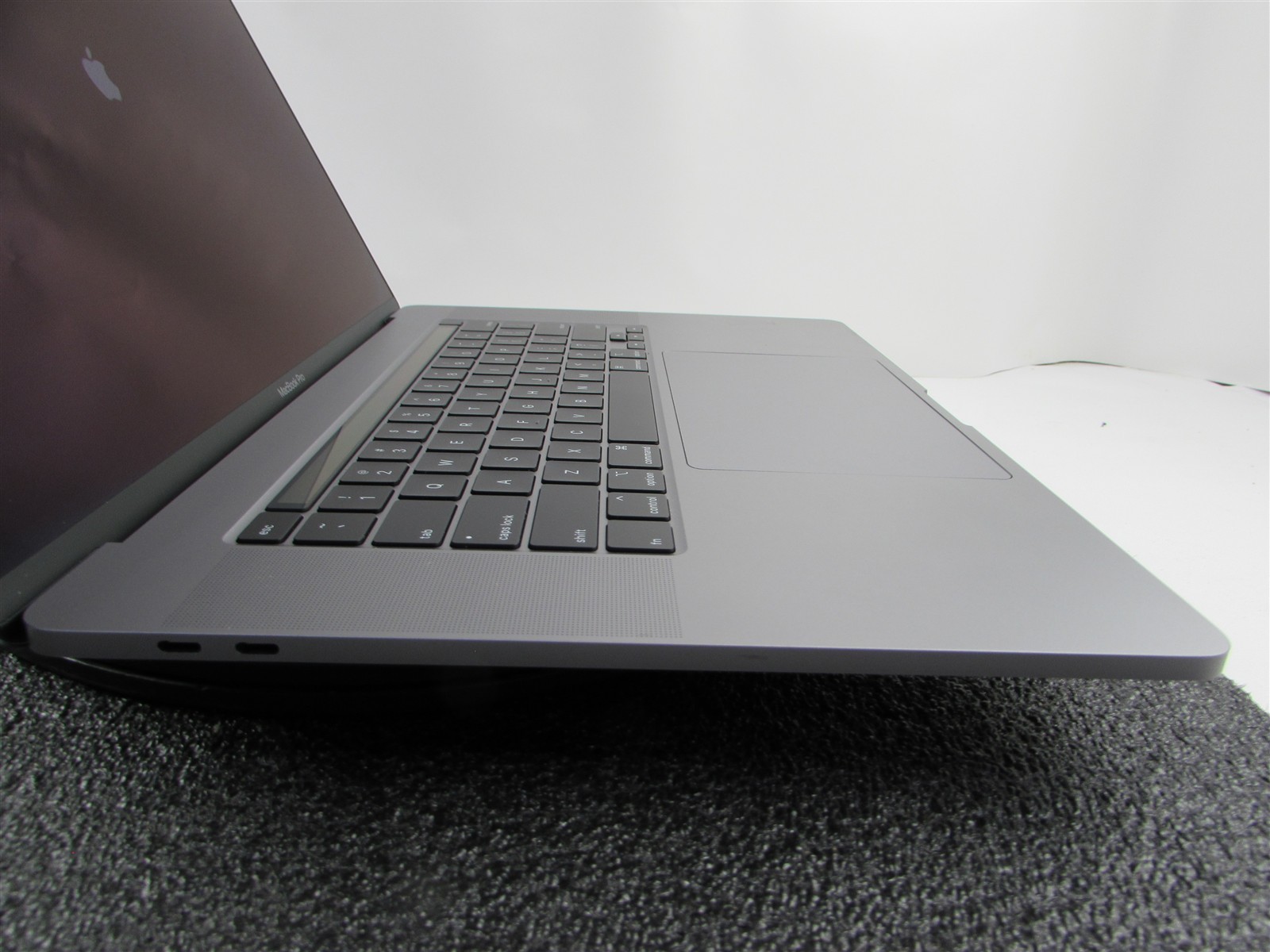APPLE MACBOOK PRO A2141 3072X1920 I9-9980Hk 1TB SSD 32GB RAM AMD GPU NO O.S