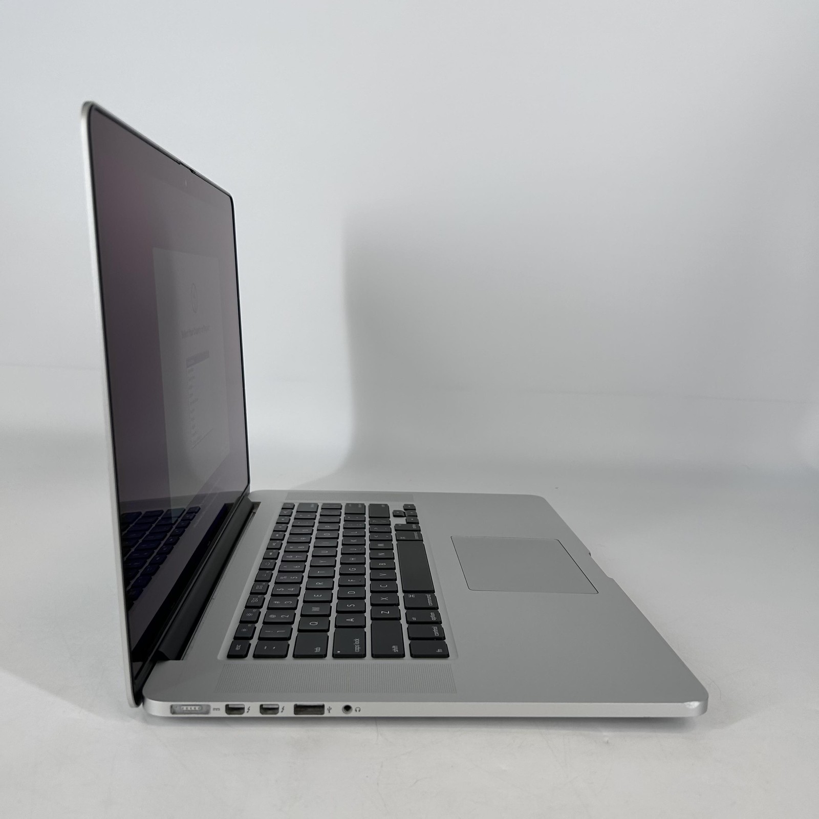 MacBook Pro Retina 15 Silver 2015 2.2 GHz i7 4th Gen. 16GB 256GB SSD Good