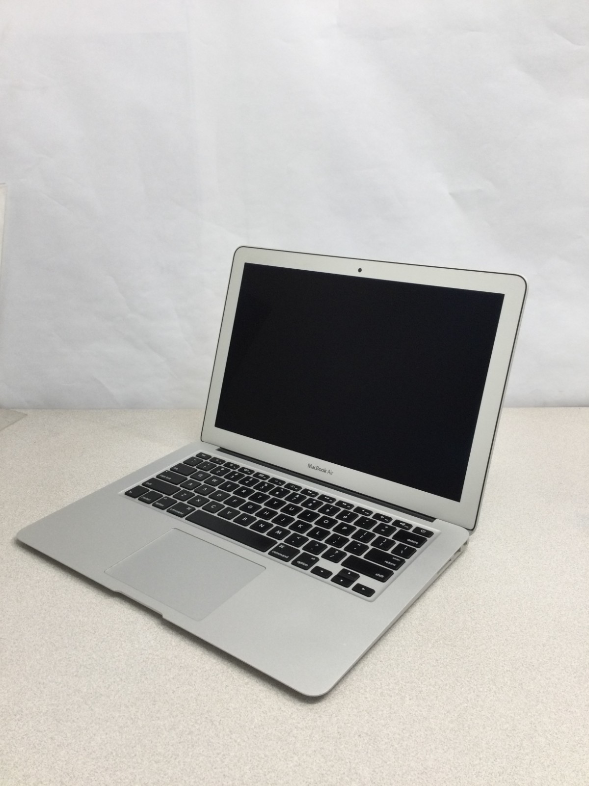MacBook Air 13.3 in (128GB SSD, Intel Core i5 5th. Gen., 1.6GHz, 4GB RAM)