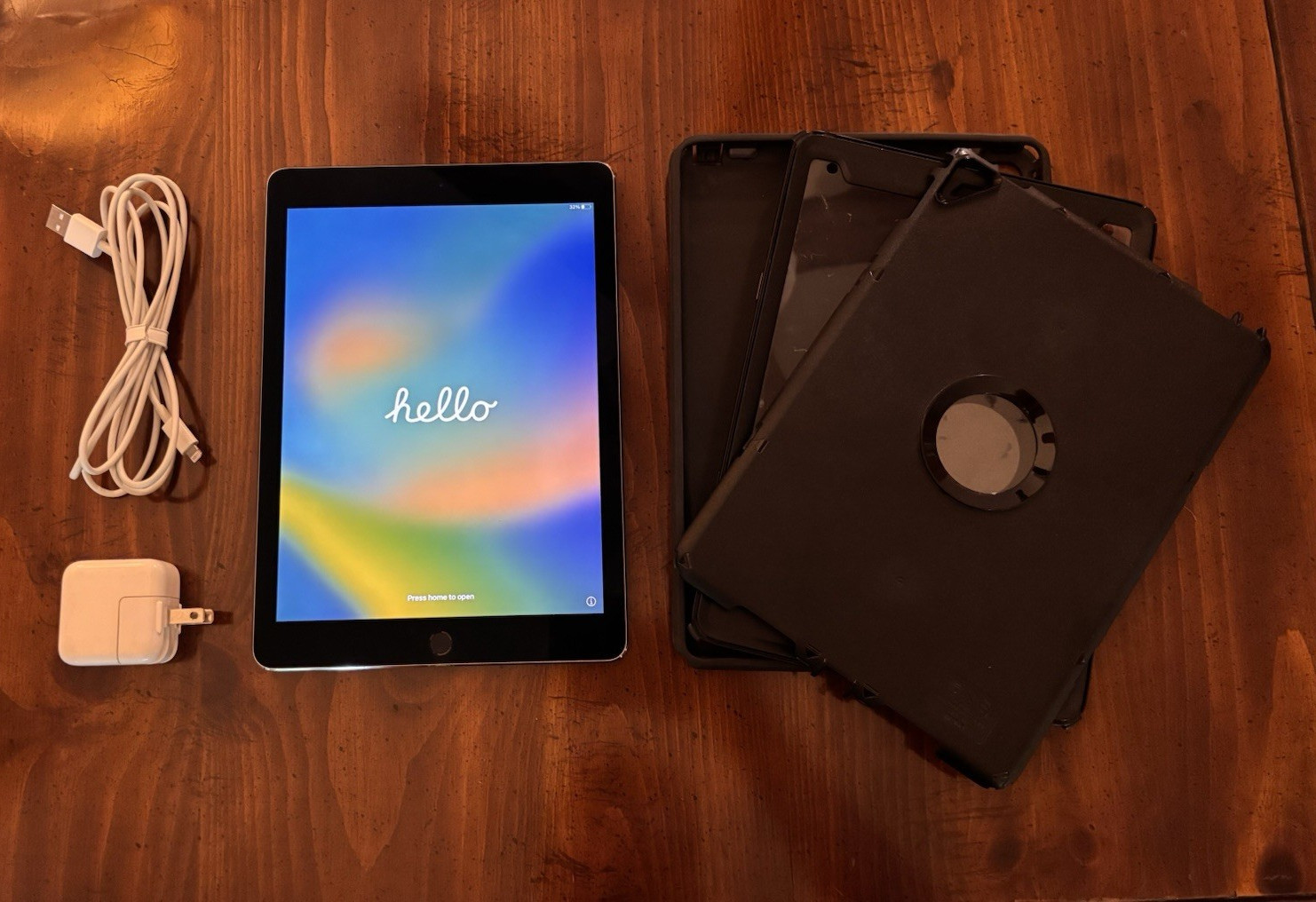 Apple iPad Pro 9.7″ 256GB Wi-Fi Silver 2GB RAM iOS w/ Case+Charger Bundled Items