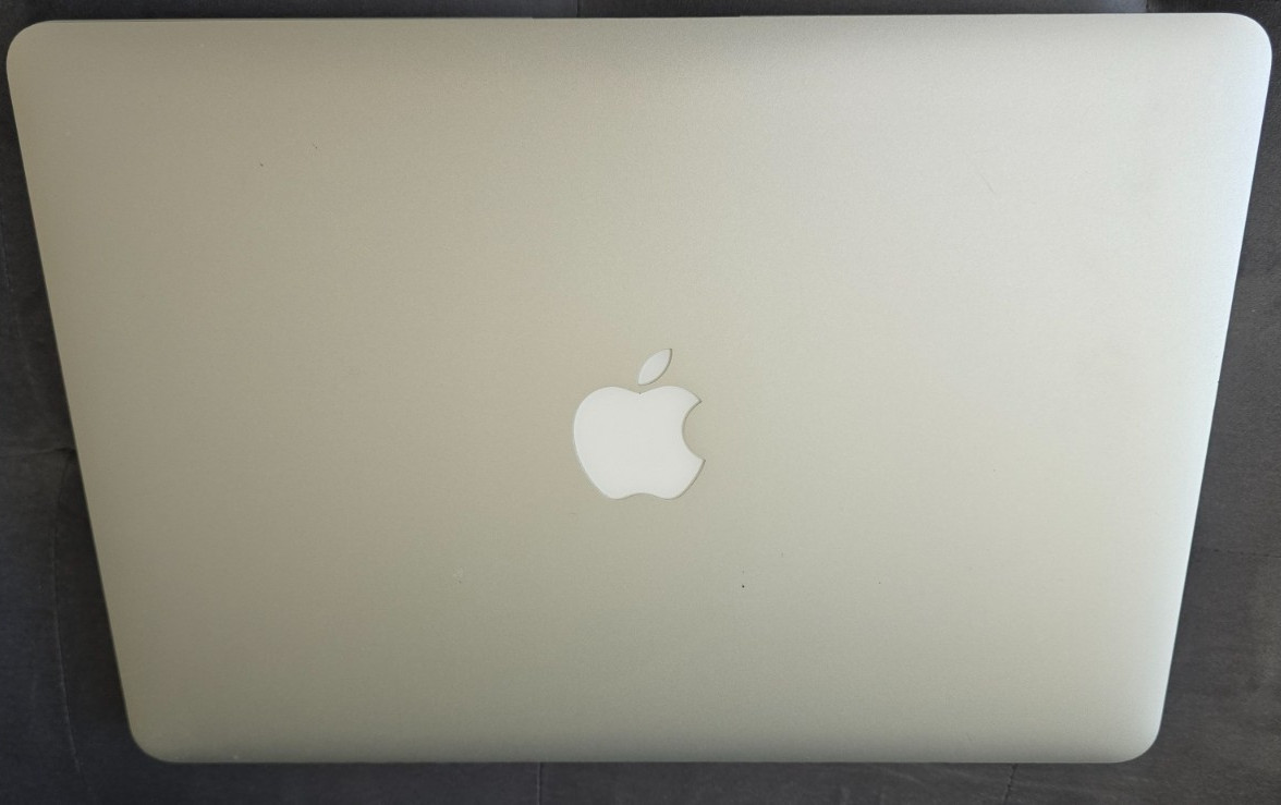 Apple MacBook Air 13.3 in Intel Core i5 5th Gen. 1.80 GHz, 128 GB 8 GB Intel HD