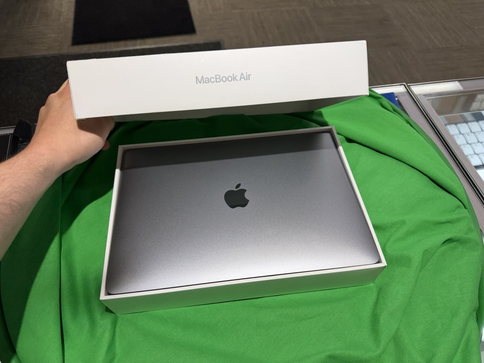 2020 Apple MacBook Air 13.3″ M1 7C GPU 3.2GHz 8GB RAM 256GB SSD