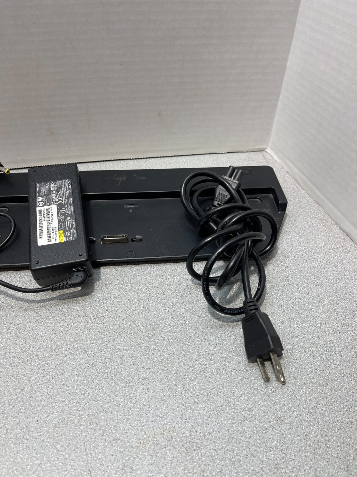 Fujitsu Lifebook Docking Station Port Rep FMV-NPR39 CP659660 CP658943-03